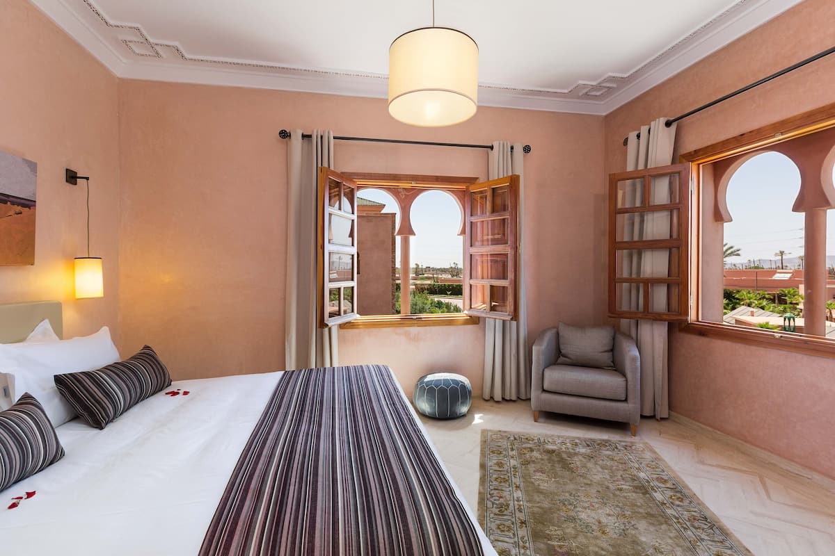 4 bedrooms, individually furnished, blackout curtains, soundproofing