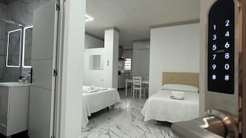 Cobrellits, minibar, escriptori i espai de treball apte per a portàtils