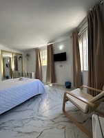 Habitación Deluxe doble | Edredones de plumas, minibar, escritorio