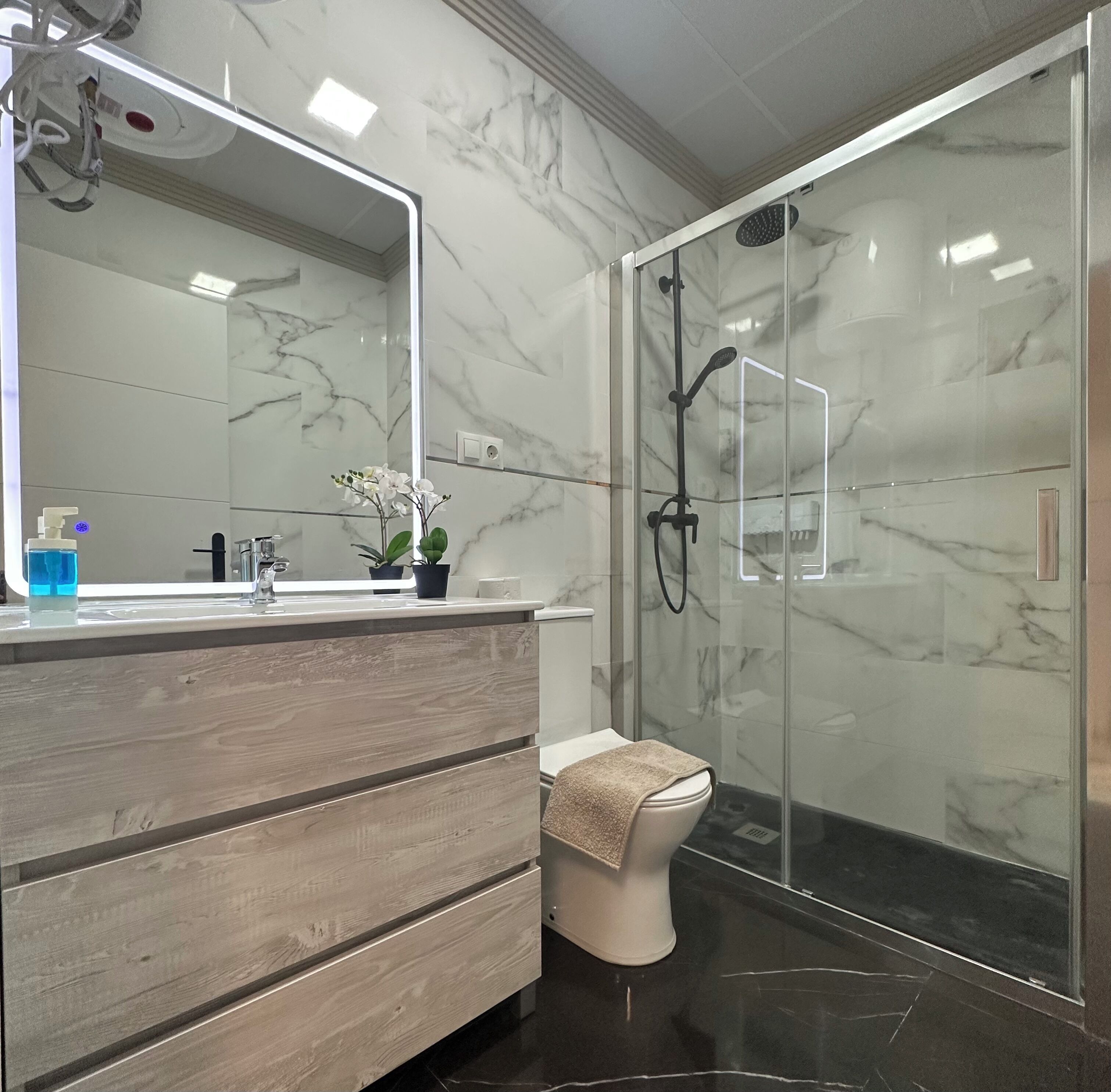 Habitación con 2 camas individuales | Baño | Ducha, cabezal de ducha tipo lluvia, secador de pelo y toallas