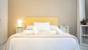Habitación doble Deluxe | Edredón, minibar, escritorio y espacio para trabajar con laptop 