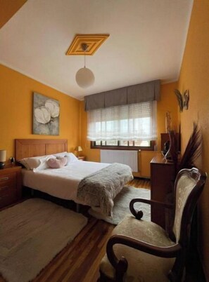 2 bedrooms, desk, iron/ironing board, travel cot