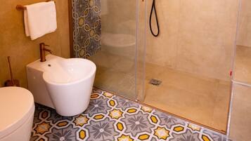 Un baño con ducha, inodoro y lavabo.