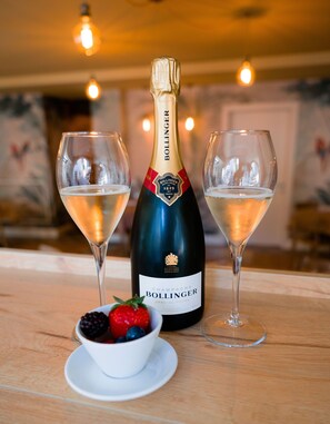 Lunch, dinner served; Italian cuisine, alfresco dining  - Locanda Alberti (Mandello del Lario)