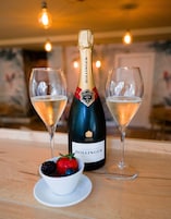 Se sirven almuerzos, cenas y cocina italiana (con mesas al aire libre) 