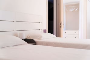 Comfort Twin kamer | Een minibar met enkele gratis items, een kluis op de kamer, een bureau