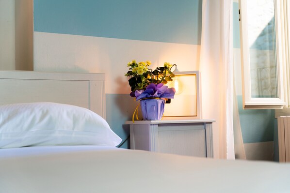 Quarto casal luxo, 1 quarto | Frigobar (abastecido com alguns itens grátis), cofres nos quartos