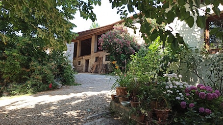 Exterior. Villa PioveneApartments<br>024052-LOC-00007<br>