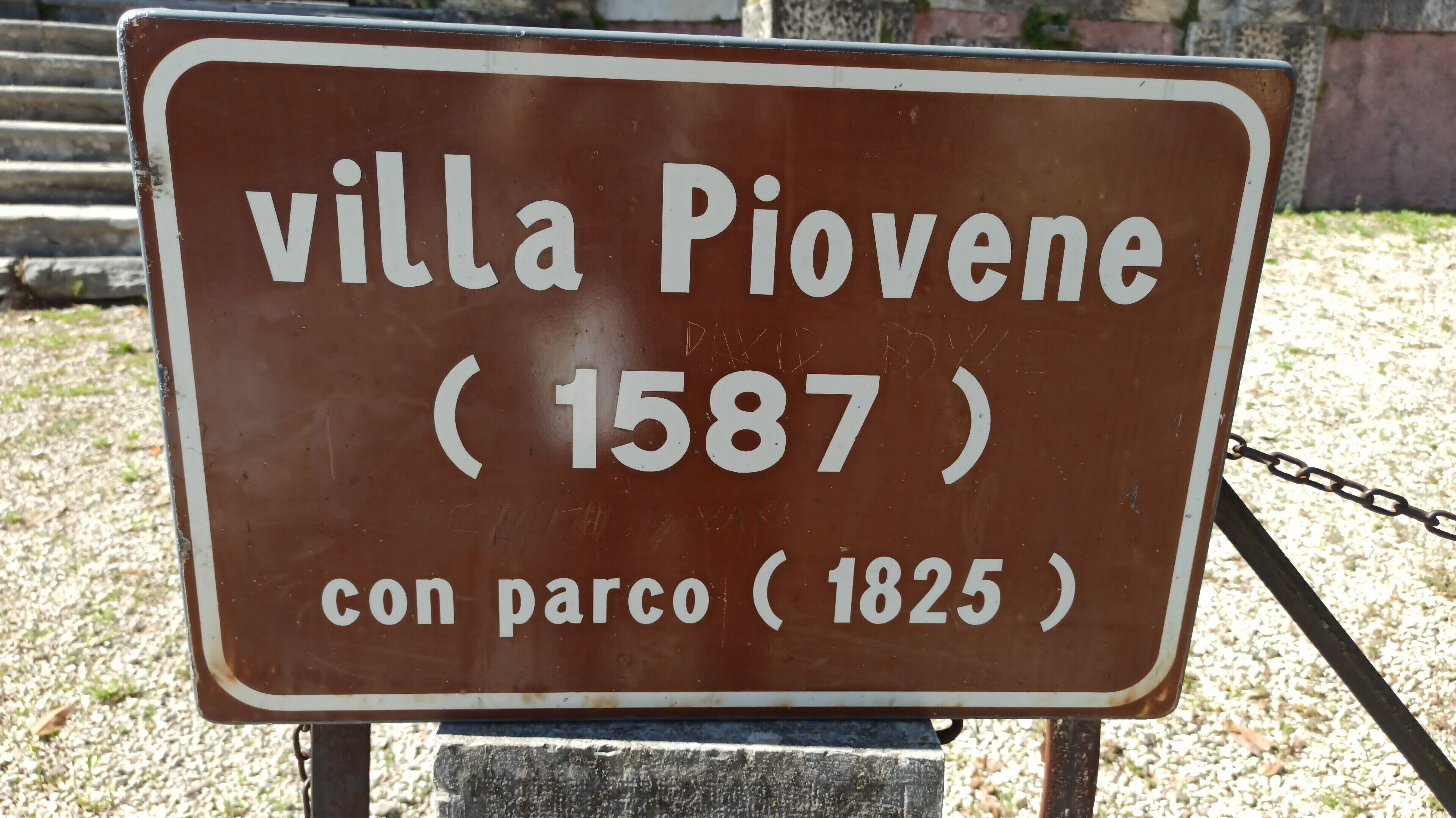 Un panneau indiquant l’emplacement de la villa Piovene (1587), avec un parc (1825).