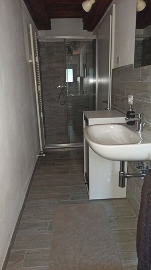 Een douche, een haardroger, een bidet, handdoeken
