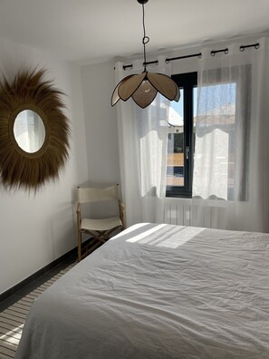 4 slaapkamers, een bureau, een strijkplank/strijkijzer, reisbedje