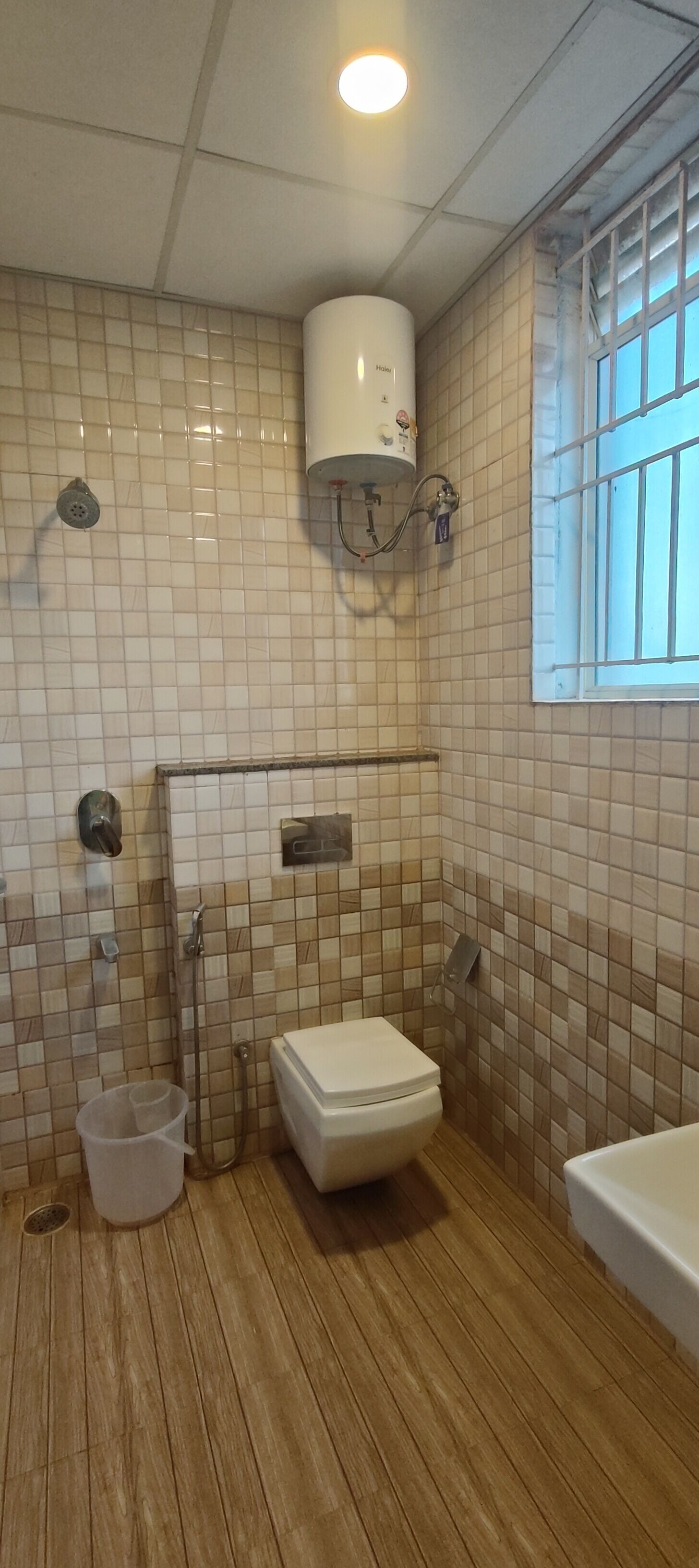A bathroom with a toilet, shower, and bathtub.