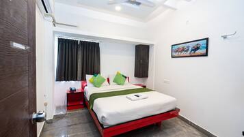 Desk, laptop workspace, free WiFi, bed sheets