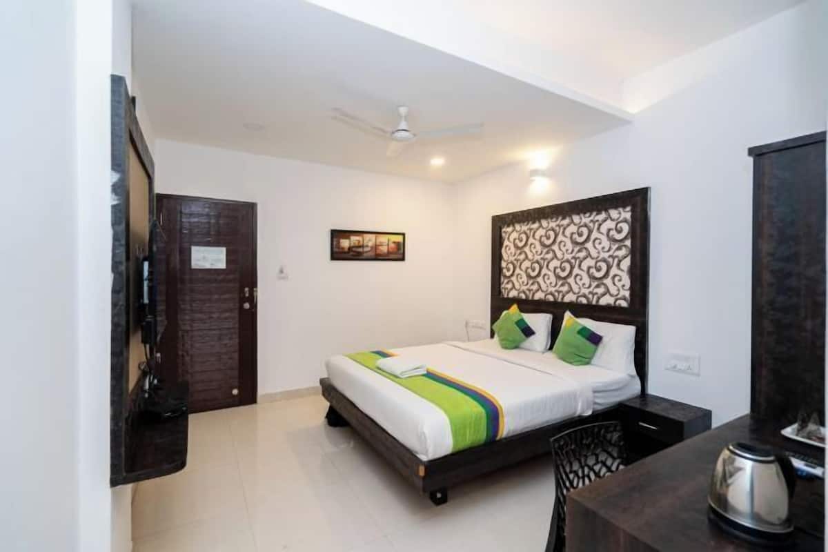 Desk, laptop workspace, free WiFi, bed sheets