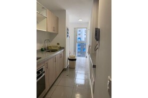 Micro-ondas, fogão, cooktop, cafeteira/chaleira