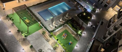 Una piscina al aire libre