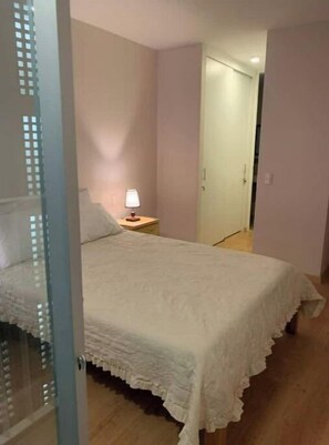 3 habitaciones, escritorio, tabla de planchar con plancha y wifi gratis 