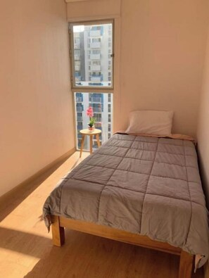 3 quartos, escrivaninha, ferros/tábuas de passar roupa