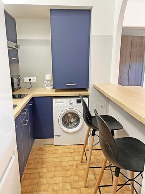 Kühlschrank, Mikrowelle, Herdplatte, Wasserkocher mit Kaffee-/Teezubehör