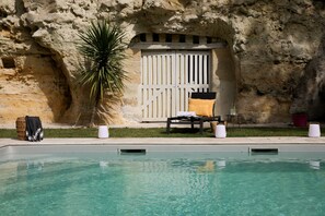 Piscina all'aperto, una piscina riscaldata, lettini