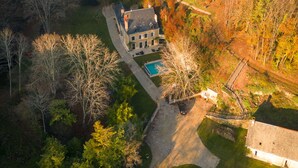 An aerial view of a large estate with a swimming pool, a driveway, and a stone wall. - Domaine du Val Sauvage (Langeais)