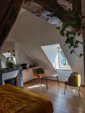 Superior Double Room, Ensuite, Pool View | Lounge