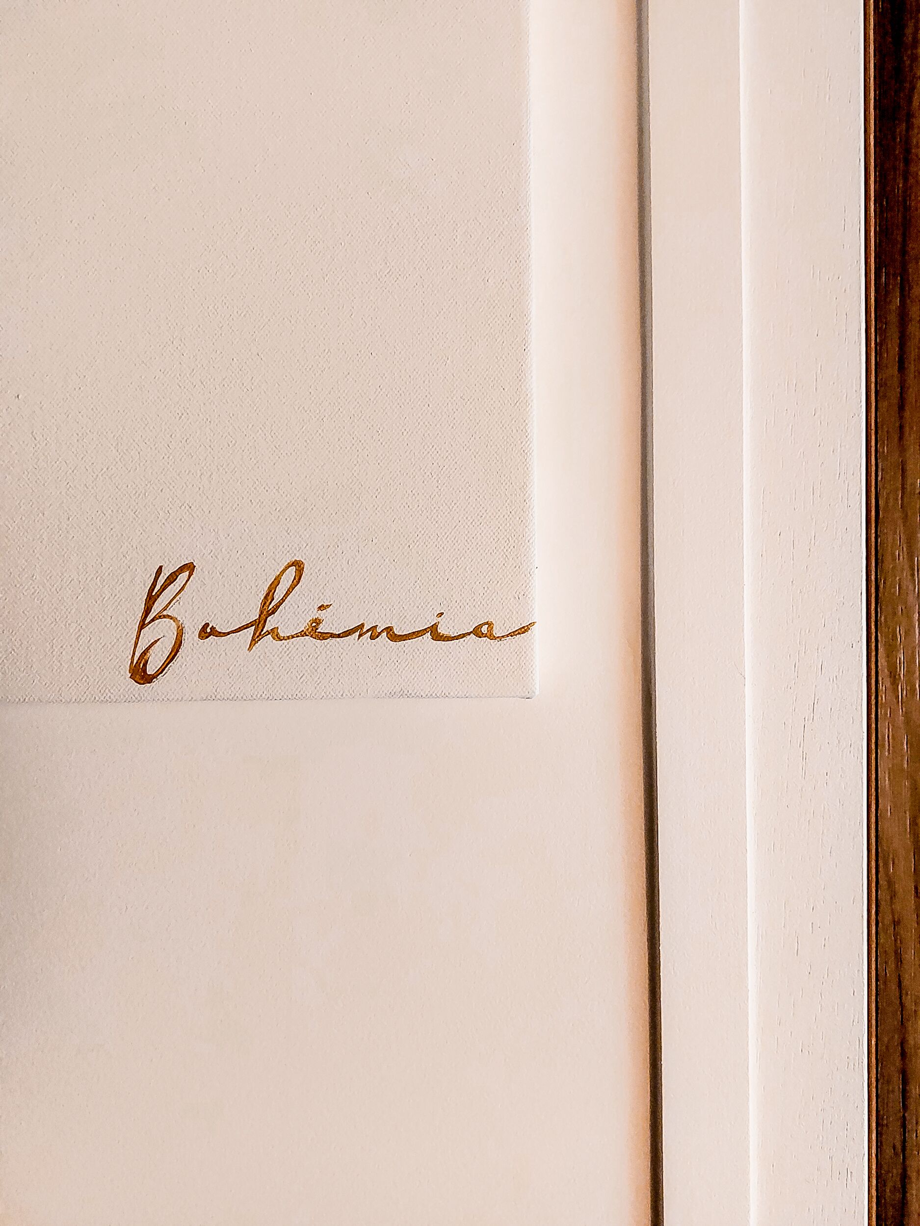 Une œuvre d’art encadrée sur laquelle le mot « Bahia » est écrit en lettres cursives.