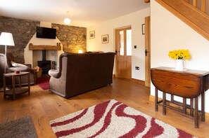 30-inch TV with digital channels, fireplace - Cottage - Sleeps 4 - Garden - Parking (Llanelli)