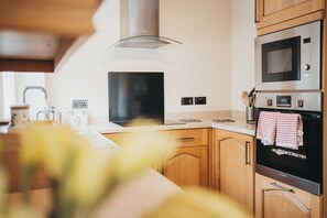 Cottage | Private kitchen | Fridge, microwave, oven, stovetop