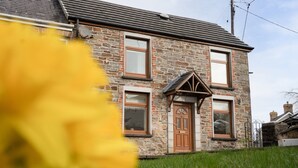 A stone house with a wooden door and windows. - Cottage - Sleeps 4 - Garden - Parking (Llanelli)