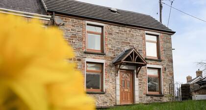 Lovely 3-bed Cottage in the Quiet Hamlet of Horeb