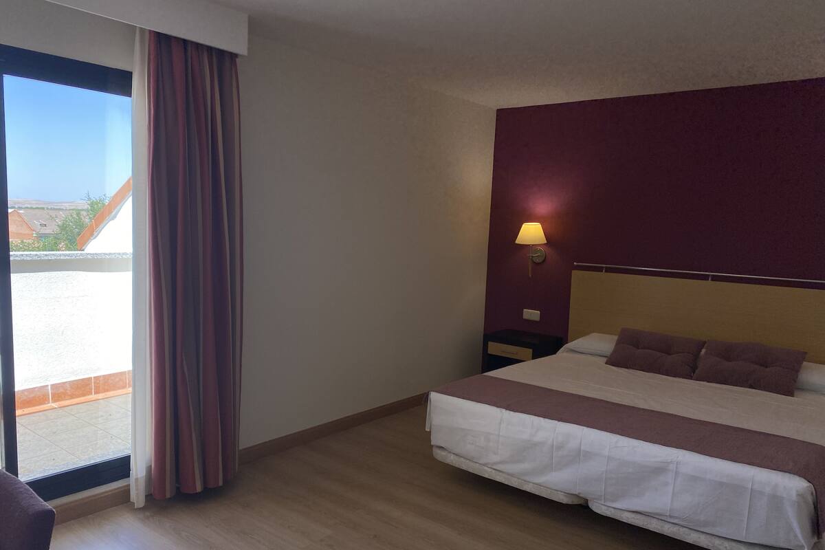 Quarto casal standard, 1 cama de casal, terraço | Escrivaninha, cortinas blackout, quartos à prova de som