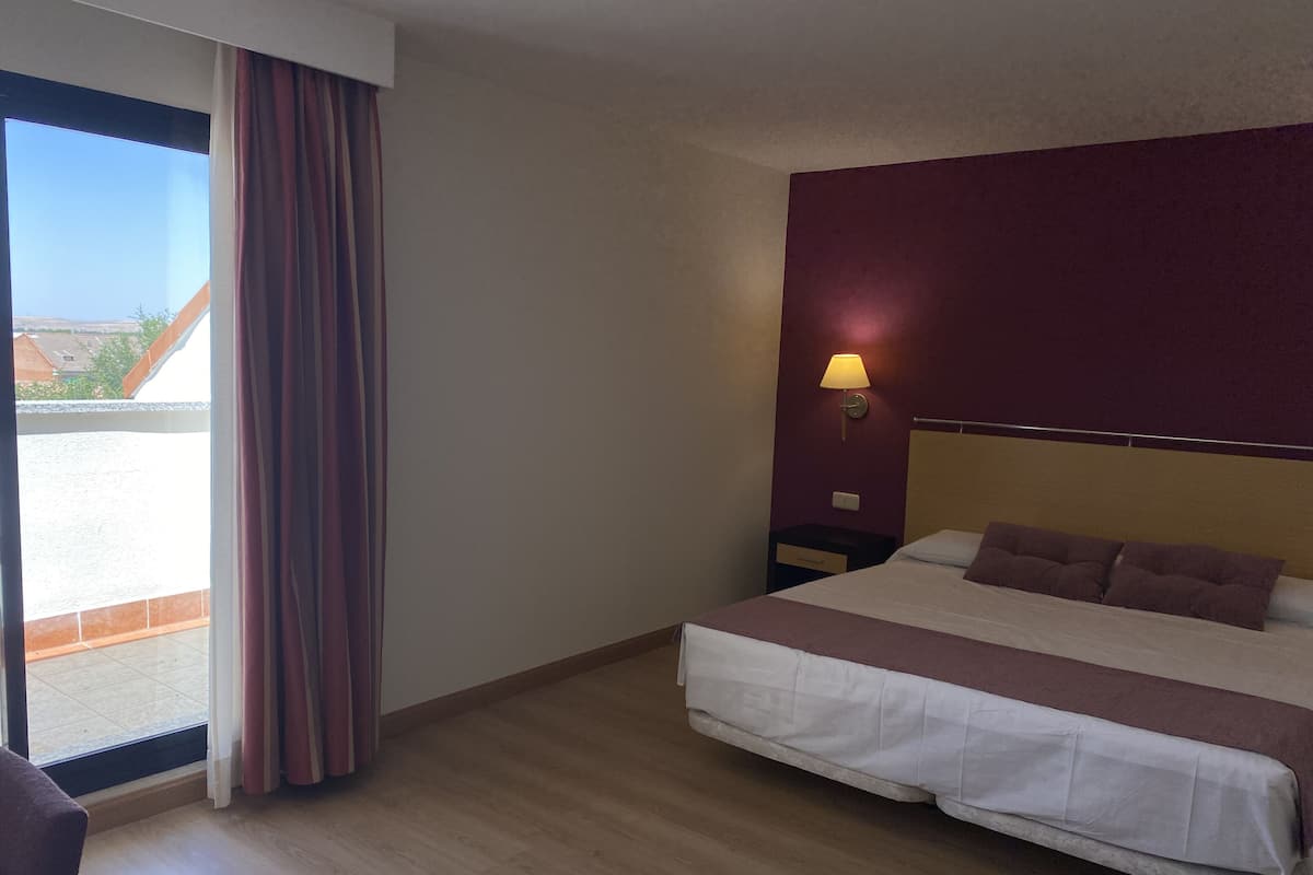 Habitación estándar doble, 1 cama doble, terraza | 2 dormitorios, escritorio, cortinas opacas y sistema de insonorización