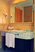 Basic Single Room | Bathroom | Hair dryer, towels