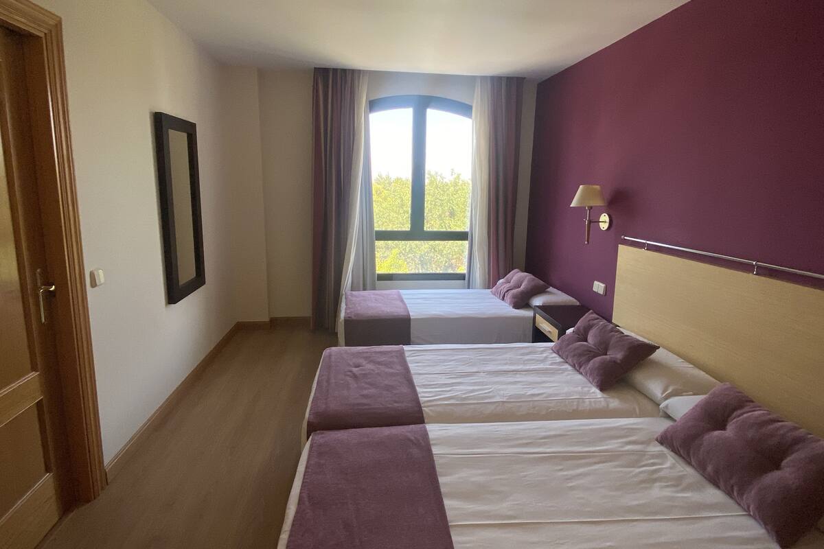 Quarto triplo standard | Escrivaninha, cortinas blackout, quartos à prova de som