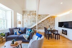 Loft, 1 Bedroom | Living area | 100-cm Smart TV with cable channels, TV - Porto Loft Living (Porto)