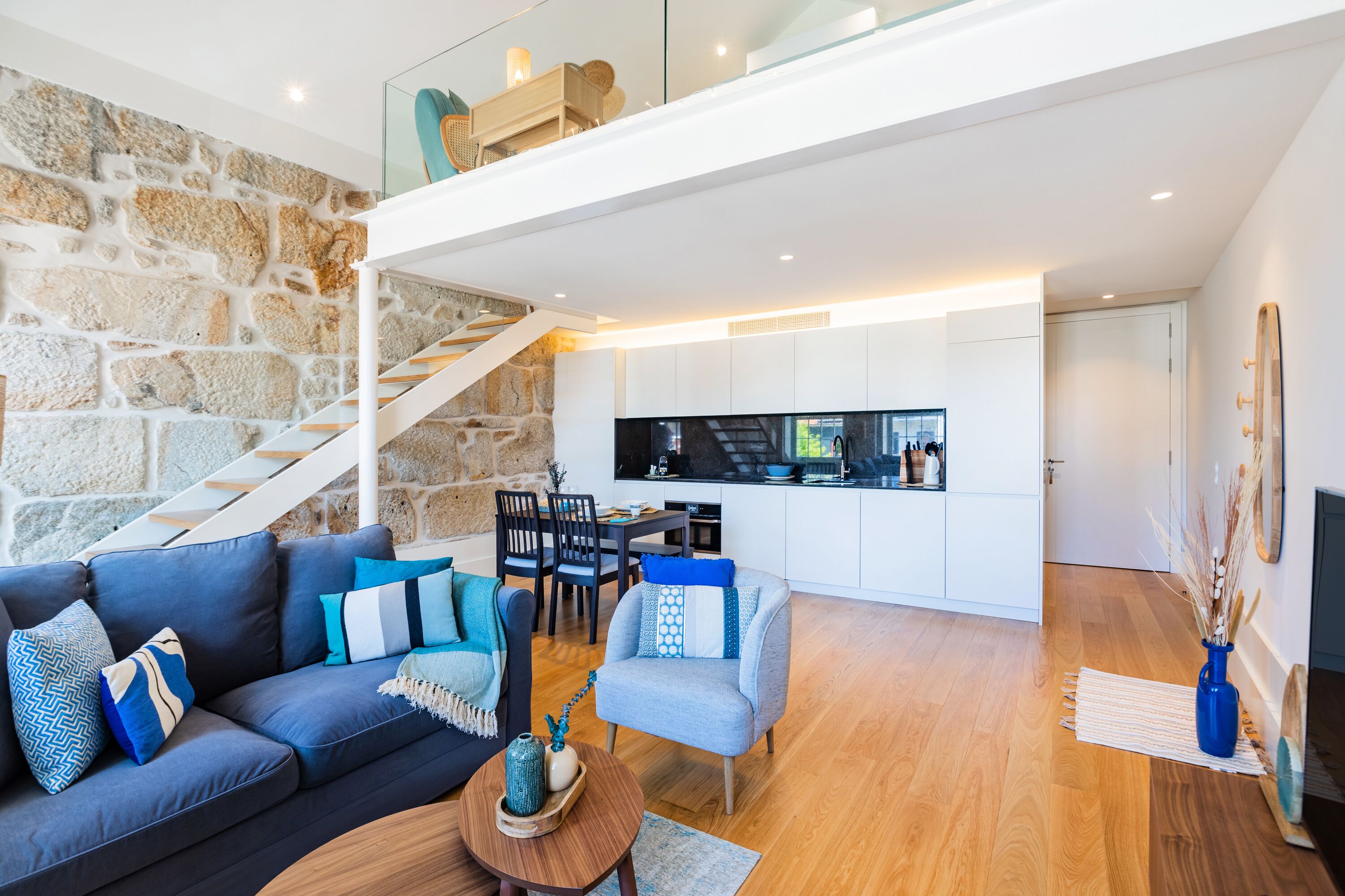 Loft - 1 sovrum | Vardagsrum | 100-centimeters smart-tv med kabelkanaler och tv