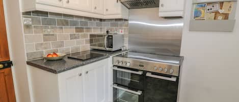 Cottage | Private kitchen | Dishwasher, cookware/dishes/utensils