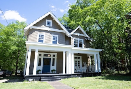 外観. Grand 5BR Home | Steps from Capitol