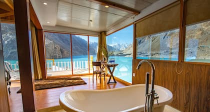 Luxus Hunza Attabad Lake Resort