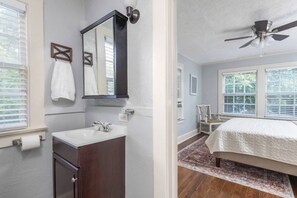 1 bedroom, iron/ironing board, free WiFi, bed sheets - Chic Loft 1BR | King Bed in Capitol Heights (Montgomery)