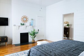 2 habitaciones, escritorio y tabla de planchar con plancha