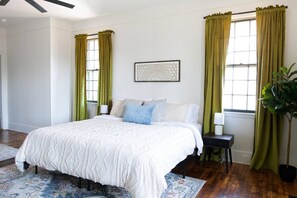 2 bedrooms, desk, iron/ironing board, travel cot - Cheerful 3BR Stay | Near Riverwalk & Downtown (Montgomery)