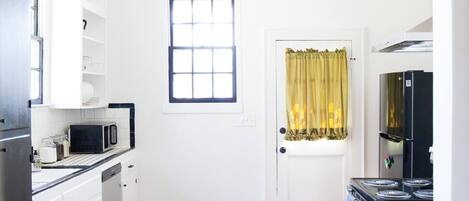 Jääkaappi, mikroaaltouuni, uuni, liesi