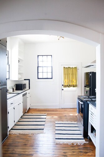 Bright 3BR Retreat | Riverwalk Nearby