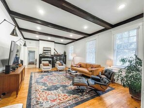 Smart TV, fireplace - Fitzgerald-Vaught 3BR Beauty Close to Capitol (Montgomery)