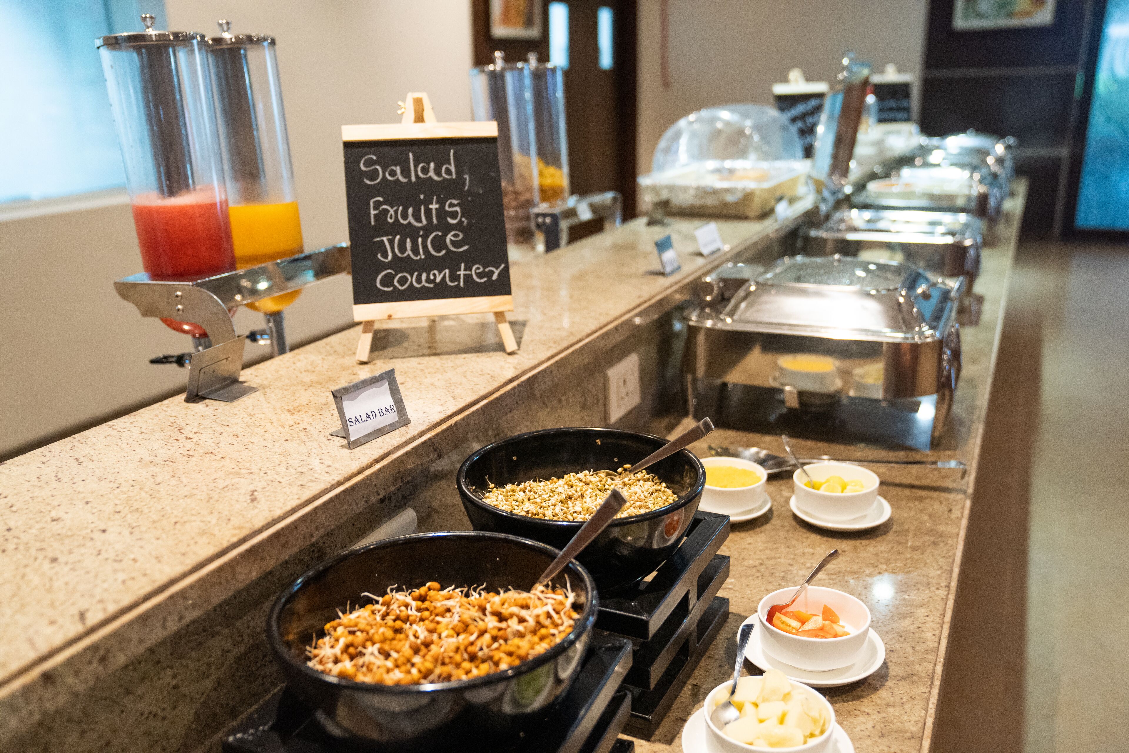 2 restaurants, breakfast served