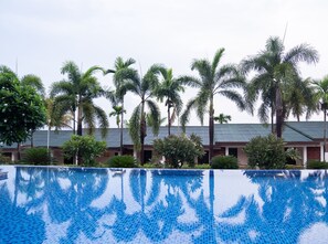 Kolam renang outdoor, dengan kursi berjemur