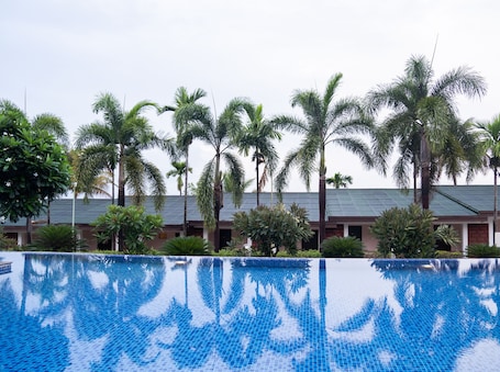 Una piscina al aire libre (de 09:00 a 19:00), tumbonas. Greenleaf The Resort & Spa, Ganpatipule