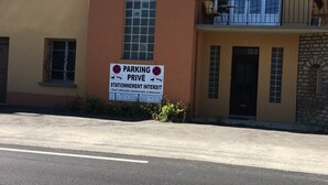 A building with a sign indicating private parking. - Villa rental in APT (Apt)